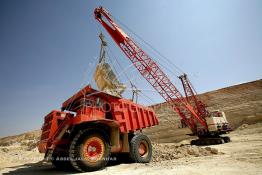 Image du Maroc Professionnelle de  Extraction du phosphate à la mine de Khouribga du Groupe OCP de L'Office chérifien des phosphates. Le Groupe OCP : Société anonyme fondée en 1920 et domiciliée au Maroc. Groupe OCP est le leader mondial des exportations des phosphates et produits dérivés, Mercredi 19 Septembre 2007. (Photo / Abdeljalil Bounhar) 